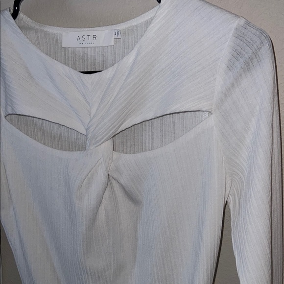 Astr White Cut-Out Long Sleeve Bodysuit - Picture 4 of 5